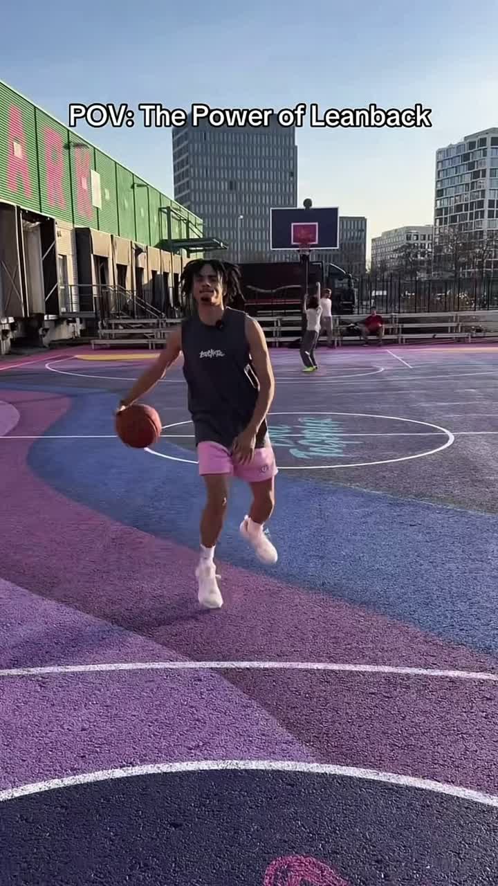 Basketballspieler beim Leanback-Dribbling