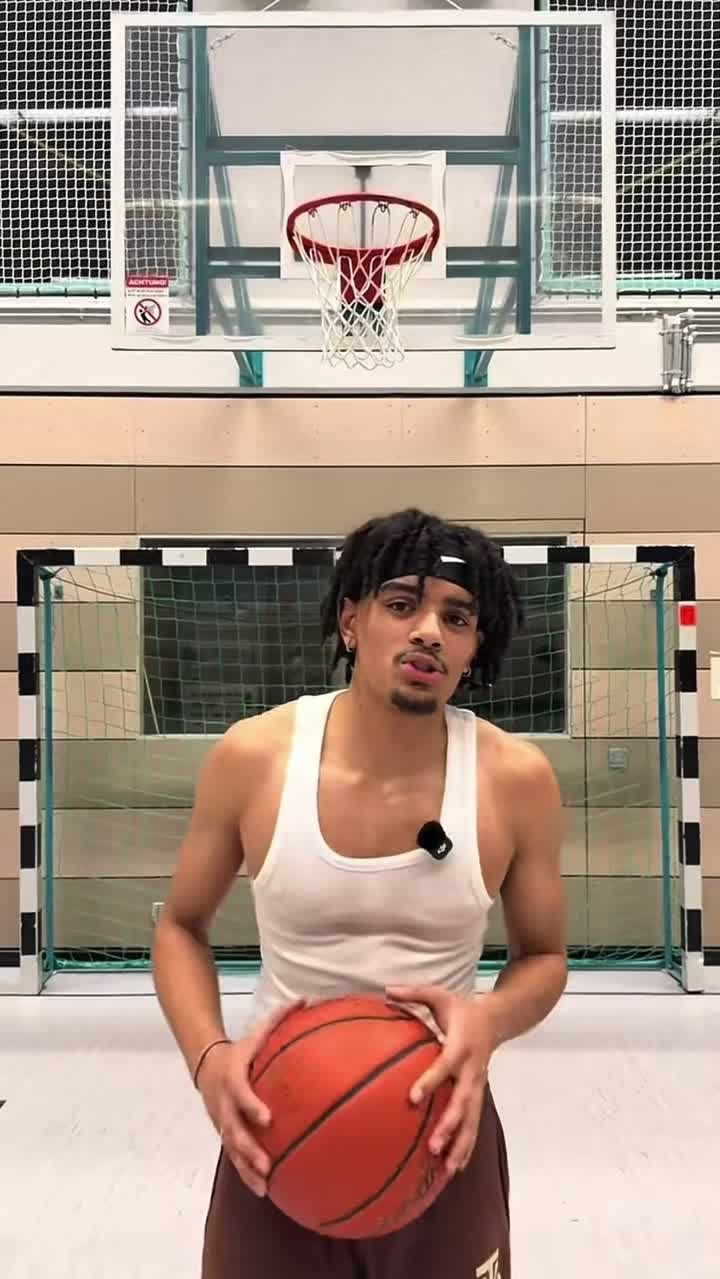 Basketballspieler in der Halle bei der Dunkchallenge