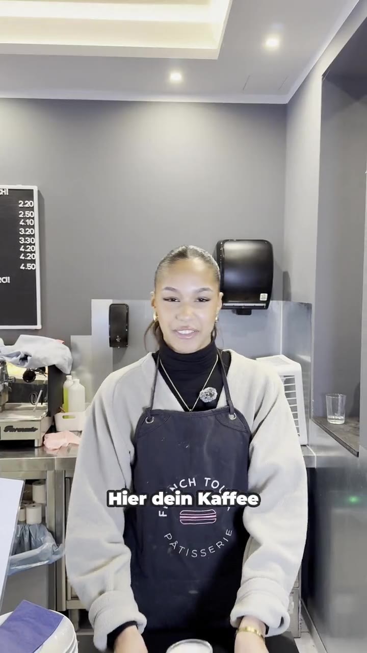 Barista serviert Kaffee