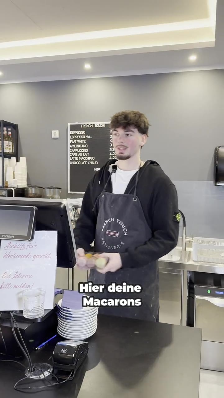Barista serviert Macarons