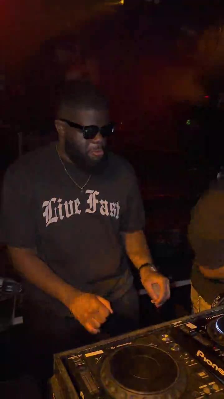 DJ am Pult bei Afro Orbit Vol.1